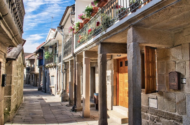 Calle peatonal de estilo medieval en la villa de Combarro, España