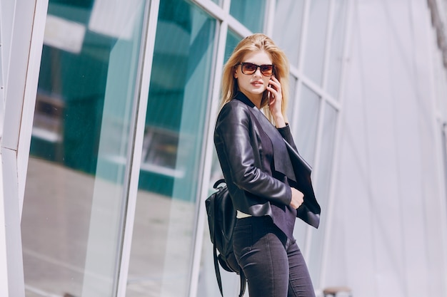 Photo calling woman businesswoman human city