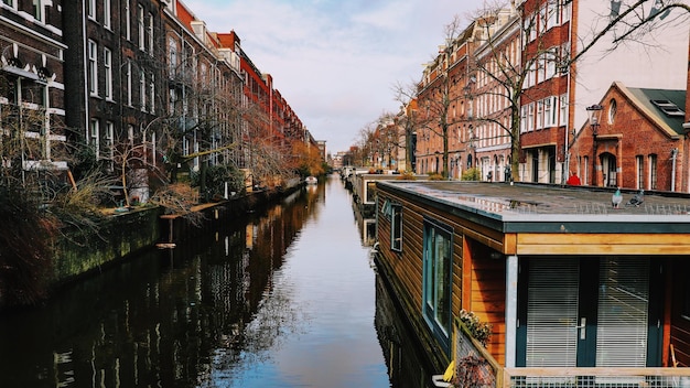 Photo canal amidst buildings against sky