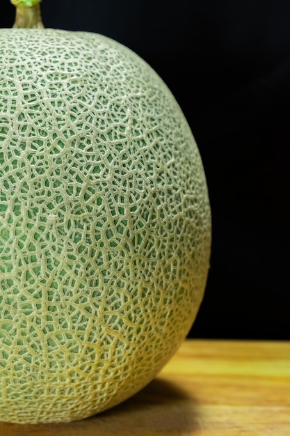 Photo cantaloupe melon fruit on the wooden plate