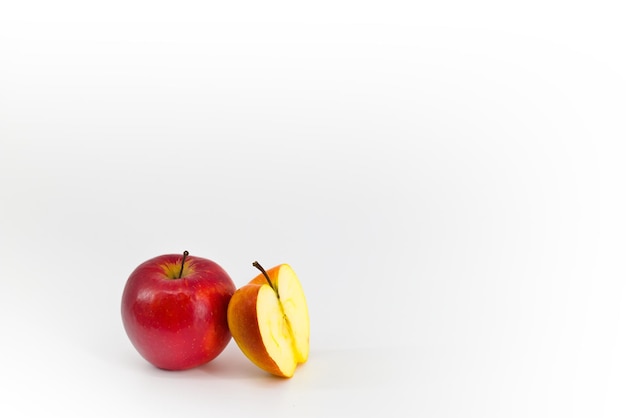 Photo a captivating image featuring vibrant red apples set against a pristine white backdrop