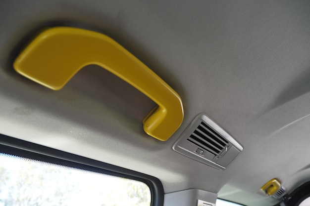 Car air conditioner grid pane