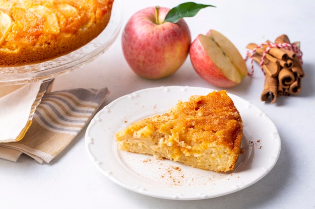 Caramelized apple cake is a delicious dessert. Turkish name; elmali kek