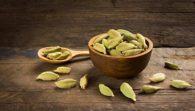 Photo cardamom on wooden background