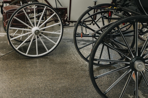 Photo carriage wheels on the street of vienna austria