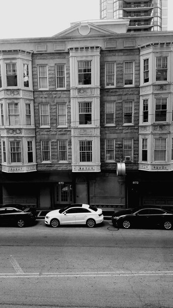 Photo cars on road in city against sky