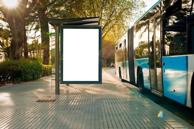 Cartelera vertical en blanco blanco en la parada de autobs en la calle de la ciudad