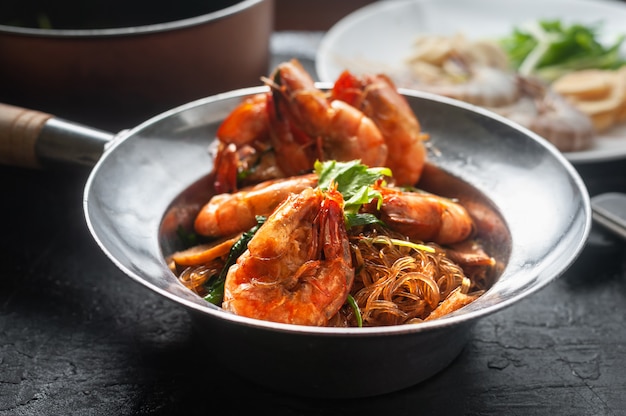 Casseroled shrimps with glass noodles