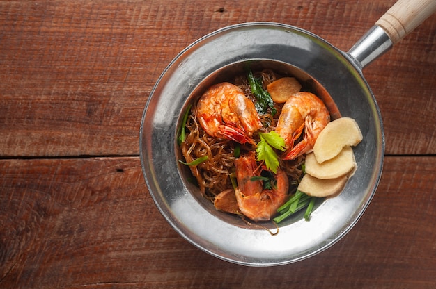 Casseroled shrimps with glass noodles