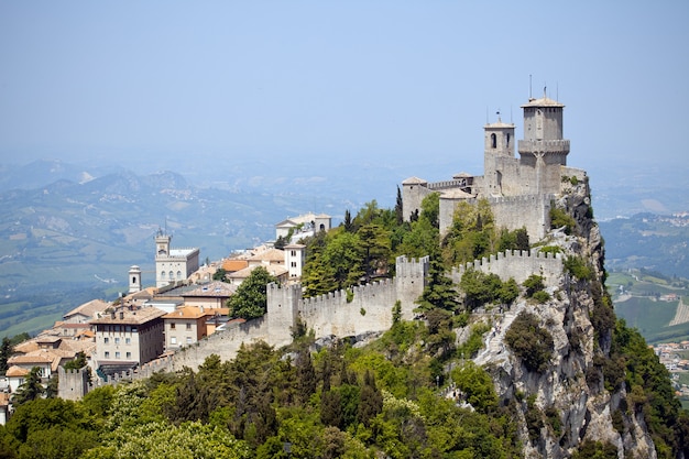 Photo castle of san marino on the hill