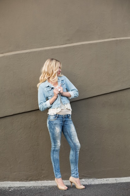 Photo casual blonde wearing denim clothes posing outdoors