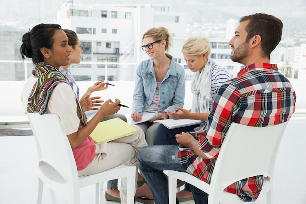 Photo casual young people in meeting