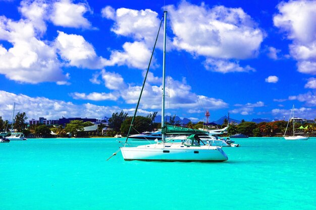 Photo catamaran sailing boat in turquoise waters of mauritius island