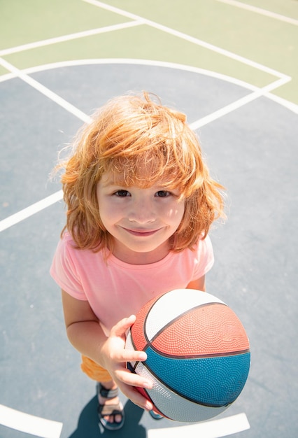 Photo caucasian child portrait kids play basketball funny face