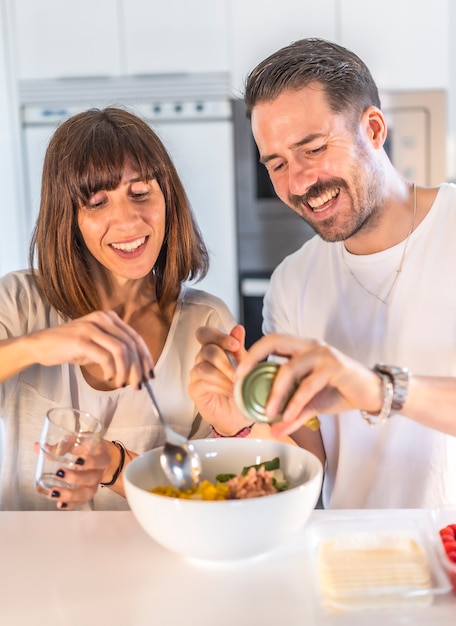 A Caucasian couple cooking together at home, cooking in confinement, cooking with the family.