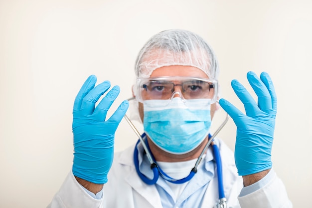 Photo caucasian doctor with stethoscope