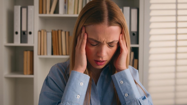 Photo caucasian female student girl studying working home office library business woman work online laptop