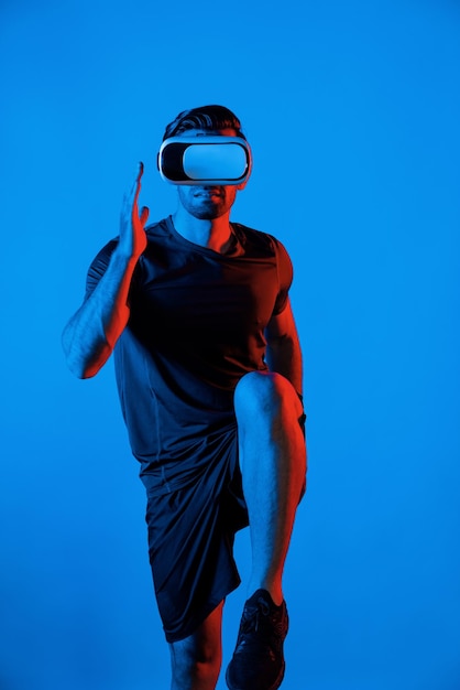 Photo caucasian smart man jogging while wearing vr goggle with neon light deviation