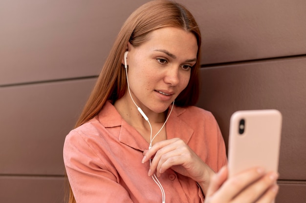 Photo caucasian woman taking a selfie with her smartphone