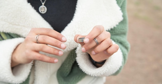 Photo caucasian young girl wearing beautiful ring