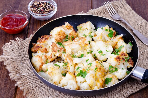 Photo cauliflower in batter, fried in pan.