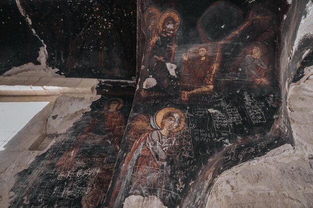 Photo a cave church in cappadocia with inscriptions on the walls frescoes from the beginning of christianity