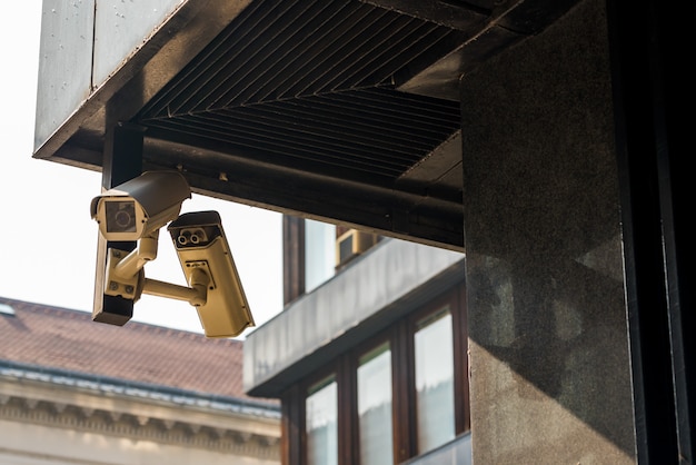 Photo cctv cameras on the house on the corner