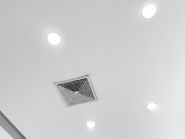 Ceiling mounted cassette type air conditioner