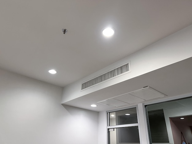 Ceiling mounted cassette type air conditioner