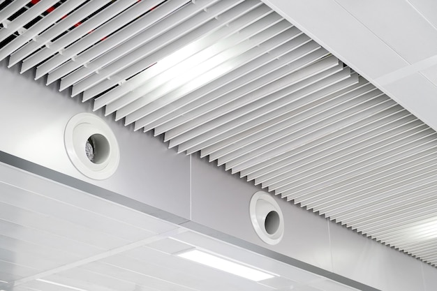 Ceiling mounted cassette type air conditioner