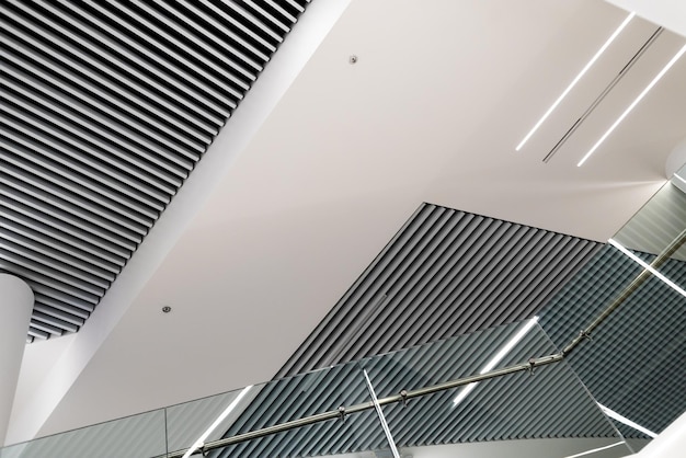 Photo a ceiling with a grid pattern and a metal bar.