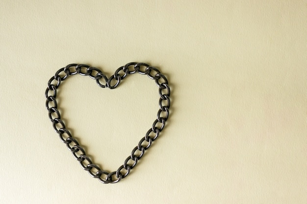 Photo the chain is laid out in the shape of a heart. the concept of a problem relationship, dependence on a partner.