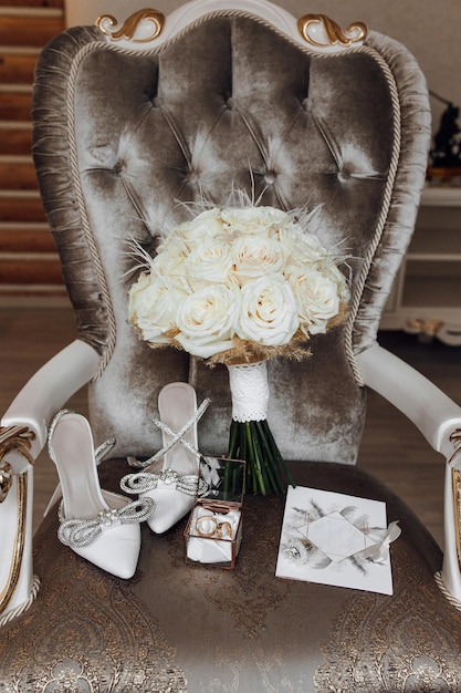 Photo a chair with a bouquet of white roses and a pair of white shoes on it