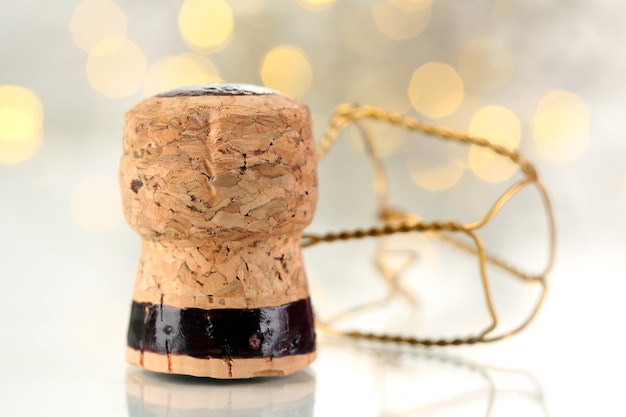 Photo champagne cork on christmas lights background