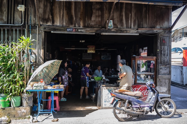 Photo chanthaburi,thailand-28 nov 2020:unacquainted tourist walking on the old town chanthaboon waterfront.chanthaboon is the ancient waterfront community located on the west side of chanthaburi river