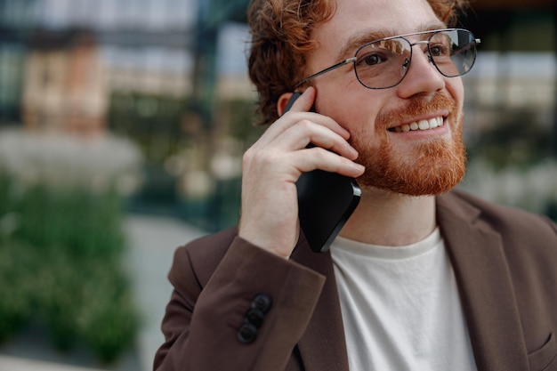 Photo a charismatic businessman is on a phone call outside blending charm and professionalism