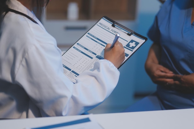 Photo charming female doctor giving advice to a female patient