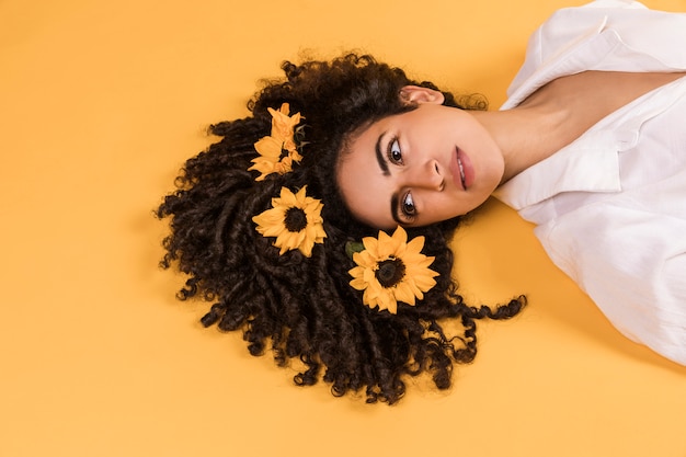 Photo charming pensive woman with flowers on hair