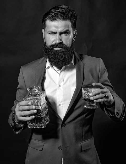 Photo cheerful bearded man is drinking expensive whisky confident welldressed man with glass of whisky bus