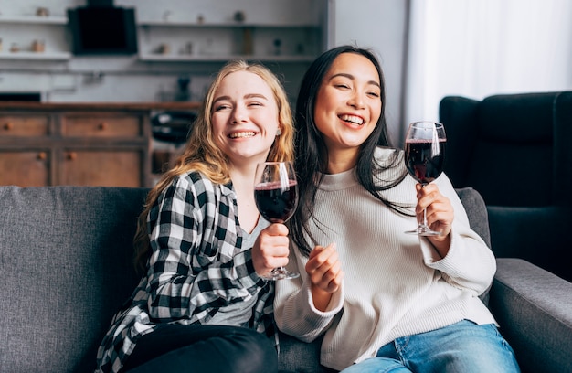 Photo cheerful friends drinking wine