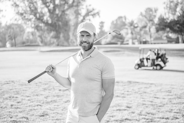 Photo cheerful male golf player on professional course with green grass sportsman