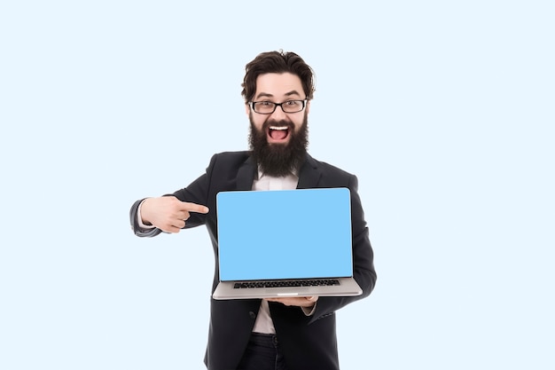 Photo cheerful smiling bearded businessman pointing on blank laptop computer screen