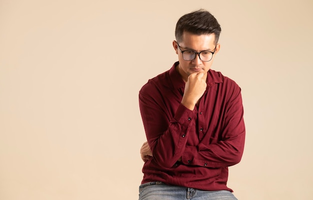 Cheerful young asian man isolated on yellow background presentation concept young asian businessman smiling with arms crossed in isolated background