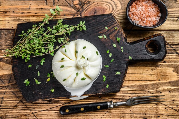 Photo cheese burrata mozzarella on a wooden cutting board