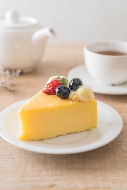 cheese cake with strawberry and blueberries