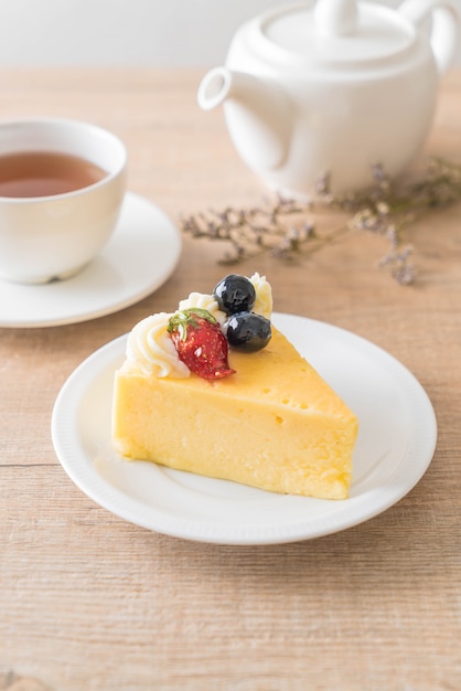 cheese cake with strawberry and blueberries