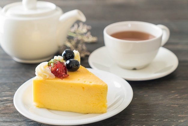 cheese cake with strawberry and blueberries