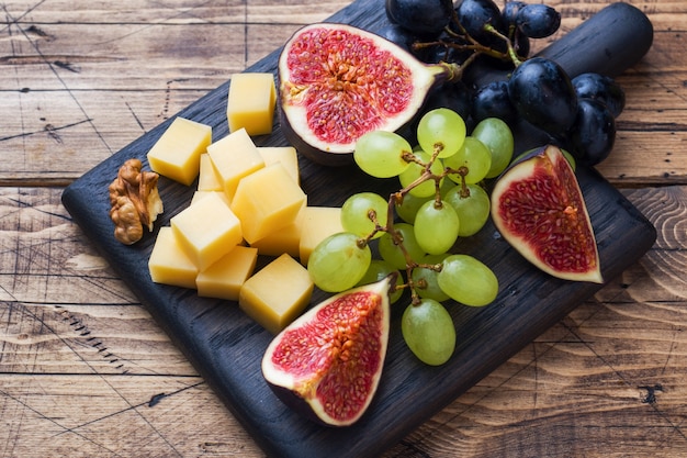 Cheese cubes and fresh fruit