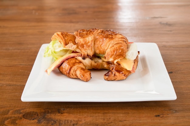 Photo cheese hams croissant served on the table.