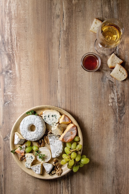 Photo cheese plate with honey